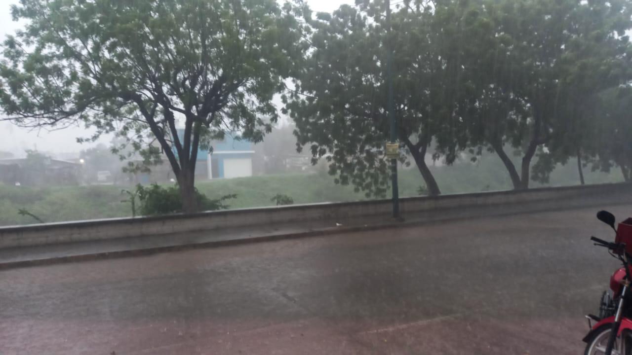 $!Sorprende tormenta y granizo a escuinapenses