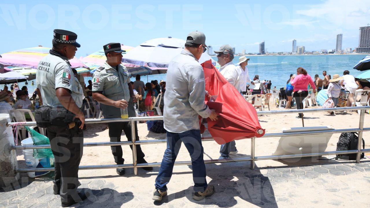 $!Realizan operativo de desalojo de vendedores y prestadores de servicio en Playa Pinitos