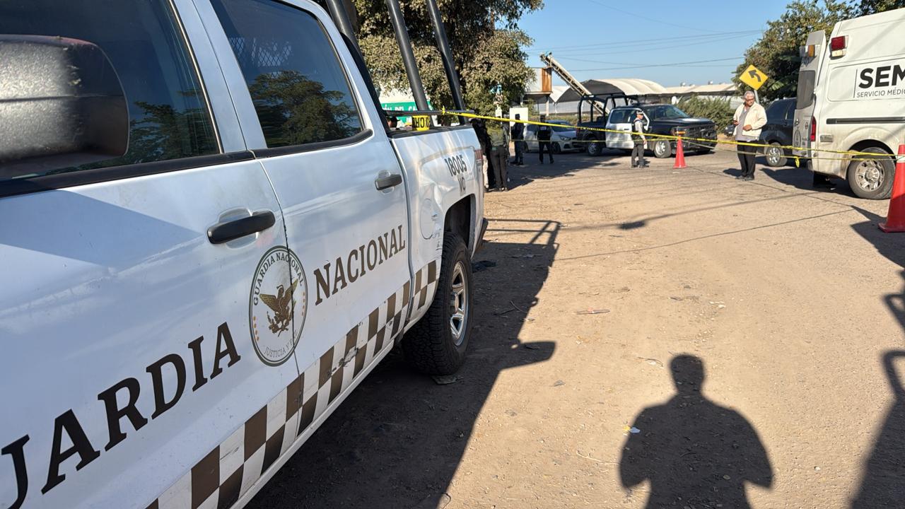 $!Localizan hombre asesinado y con las extremidades amarradas en el entronque con la carretera La 20, al sur de Culiacán