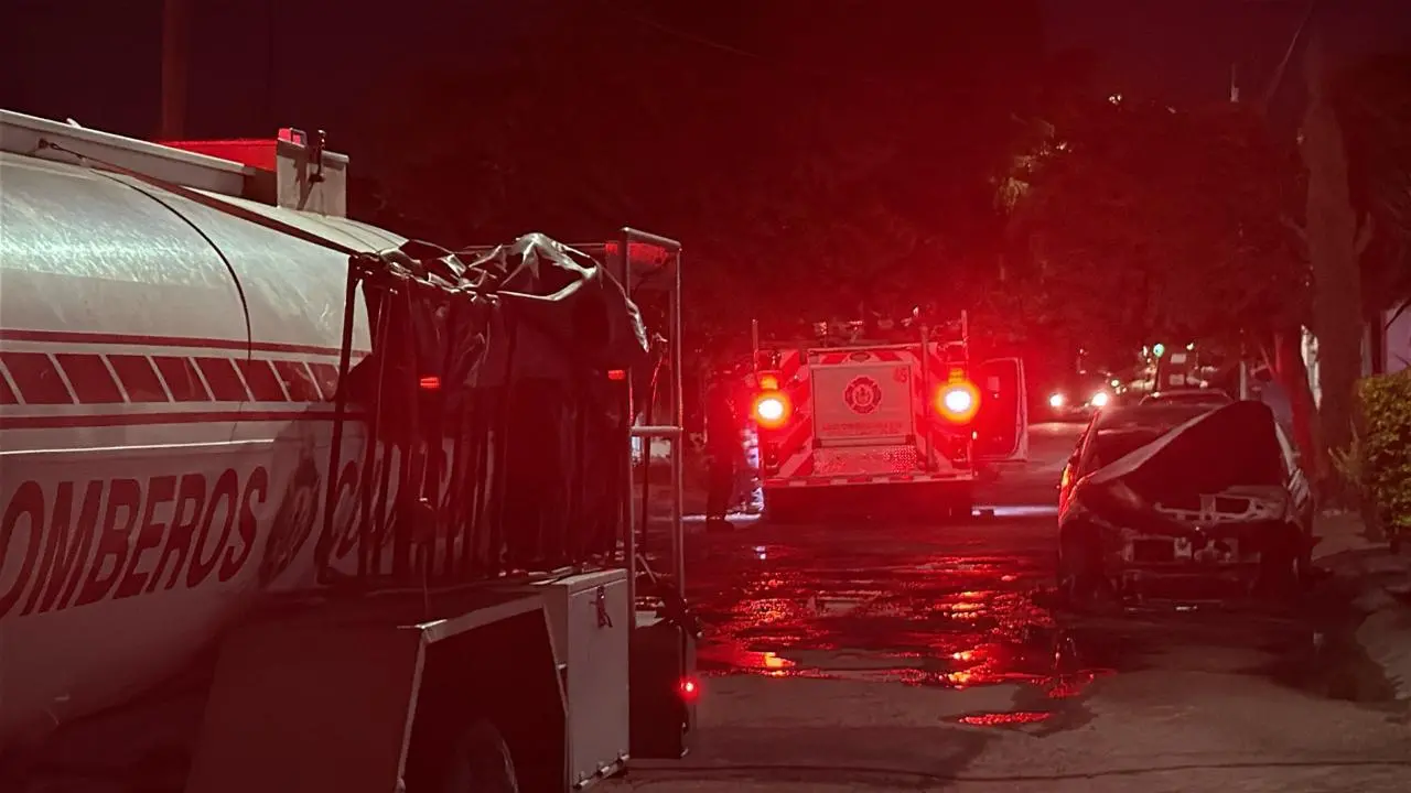 $!Incendian casa y un vehículo nuevo en Riberas de Tamazula, en Culiacán