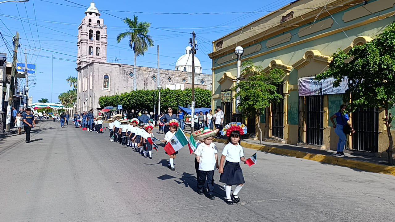$!Alumnos de preescolar participaron en Escuinapa en el desfile por la independencia