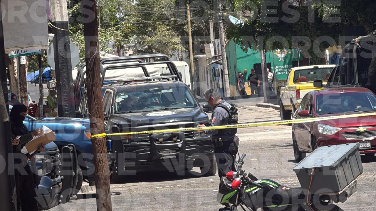 $!Asesinan a balazos a un hombre frente a un bar de la Colonia Centro de Culiacán