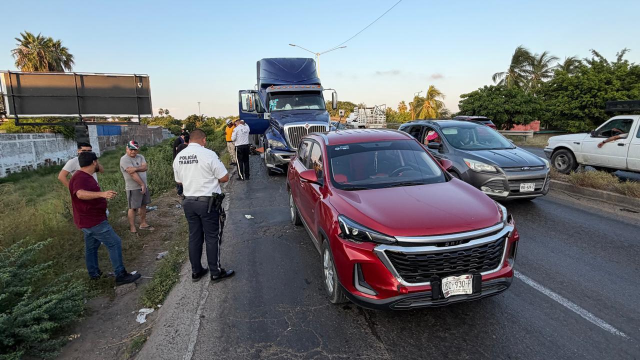 $!Tráiler provoca carambola y aplasta moto en paso superior de Mazatlán; hay una lesionada