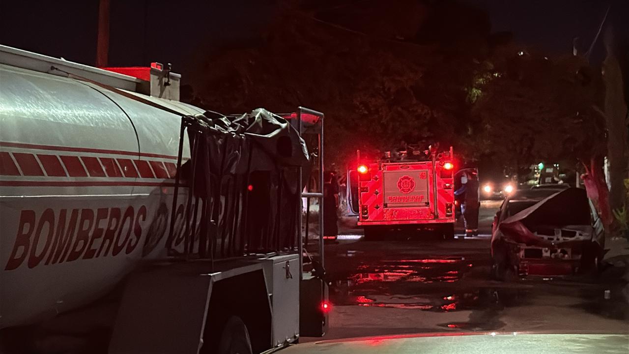 $!Incendian casa y un vehículo nuevo en Riberas de Tamazula, en Culiacán