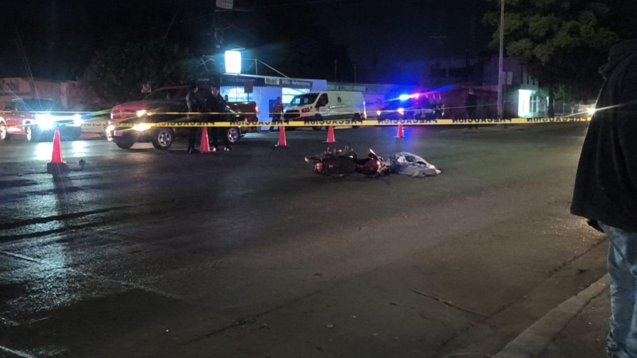 $!Muere motociclista tras impactarse contra camión de personal en Los Mochis