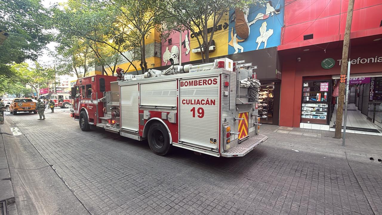 $!Conato de incendio en plaza comercial desata operativo en el Centro de Culiacán