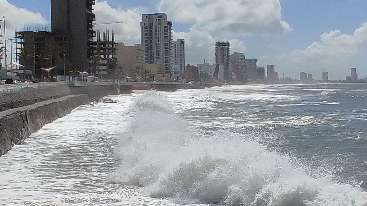 $!¡Evita riesgos! Las playas de Mazatlán siguen cerradas por el fuerte oleaje