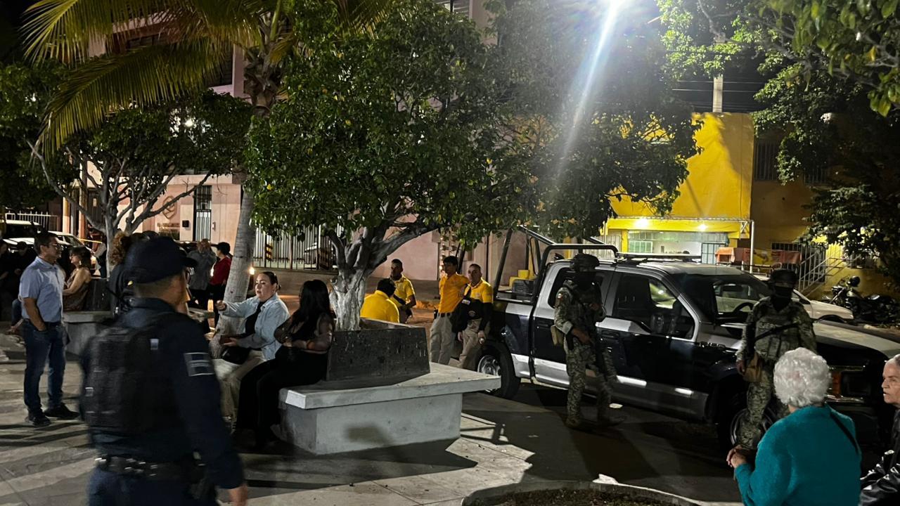 $!Elementos de seguridad resguardan largas filas previo a la coronación de los Juegos Florales, en el Carnaval de Mazatlán