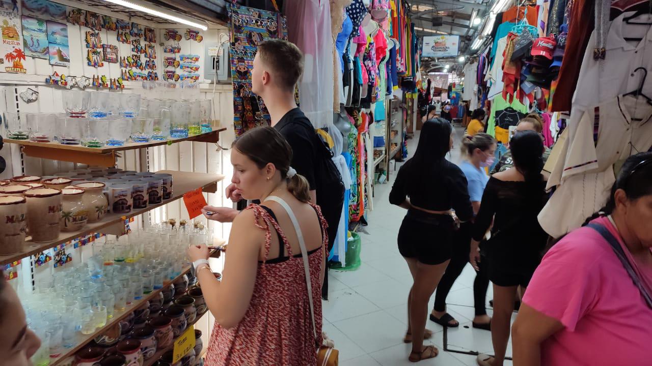 $!Pese a la lluvia, turistas disfrutan Mazatlán