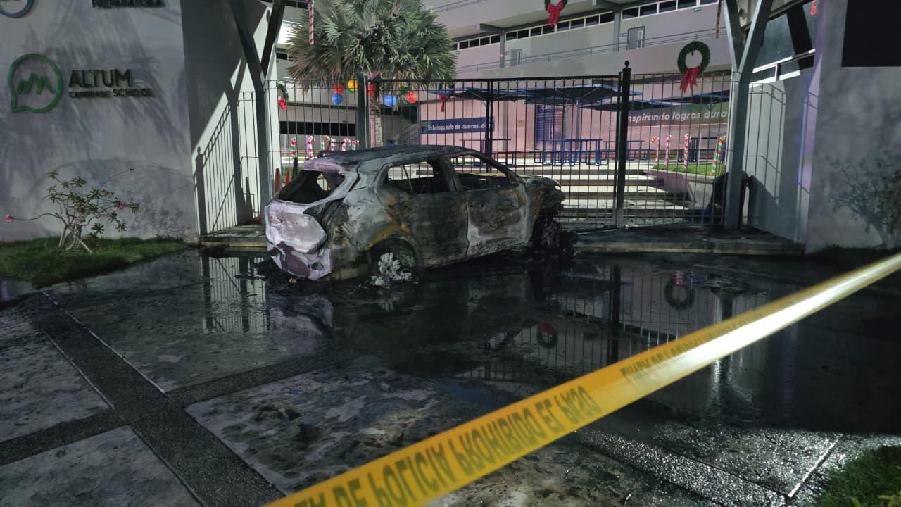 $!Incendian vehículo en estacionamiento de un colegio en el sector Portalegre, en Culiacán