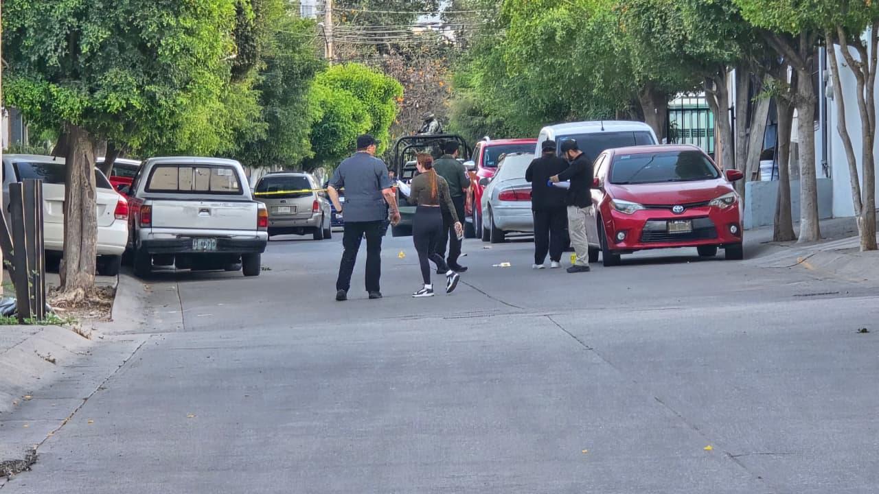 $!Persecución armada en Culiacán deja vehículos baleados en la Miguel Hidalgo