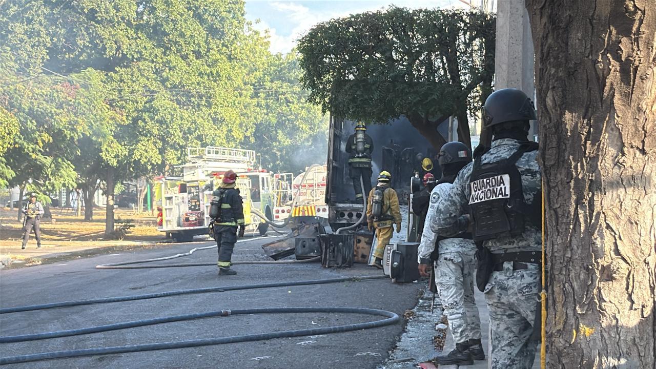 $!Balean e incendian tráiler con maquinas tragamonedas de un casino de Villa Universidad, en Culiacán
