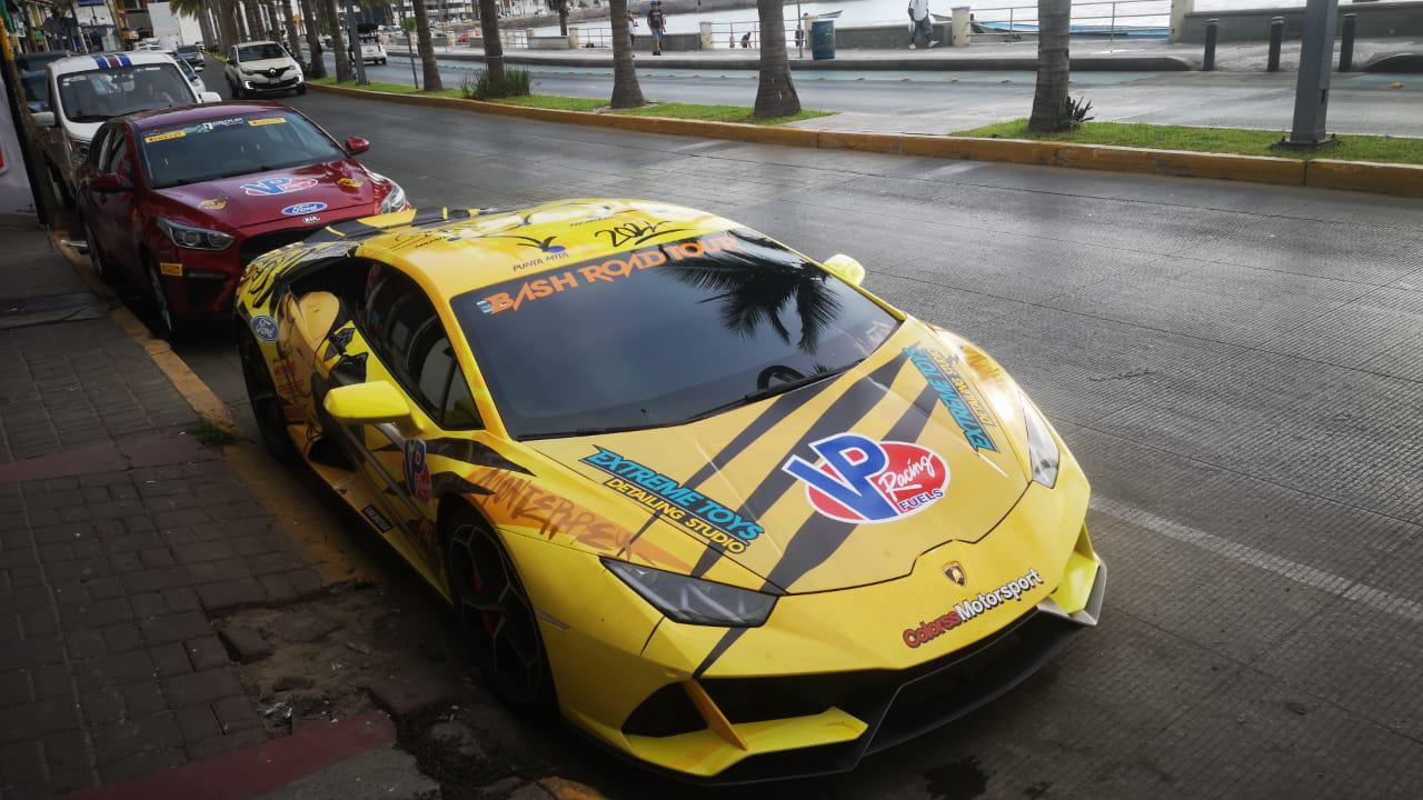 $!Decenas de autos deportivos de alta gama recorren Mazatlán en el Bash Road Tour 2022