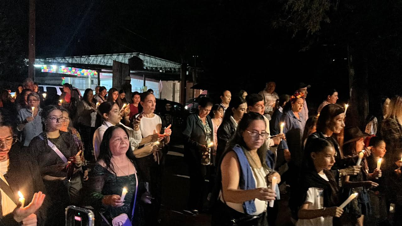 $!Celebran callejoneada con velas encendidas para honrar a sus difuntos en Surutato