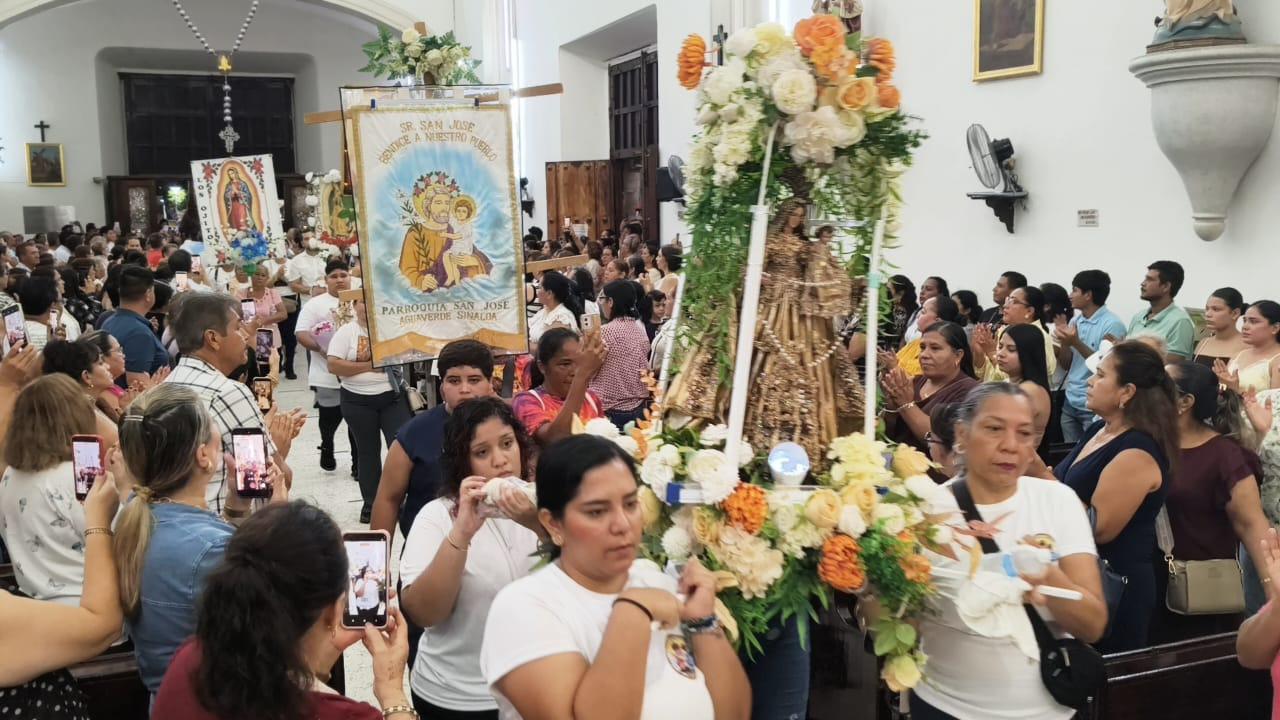 $!Pueblo de Agua Verde peregrina para agradecer la salud de joven y pedir paz a la Virgen del Rosario