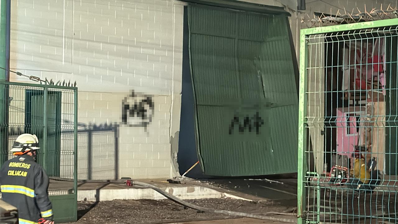 $!Vandalizan e incendian una bodega en el Campo El Diez, al sur de Culiacán