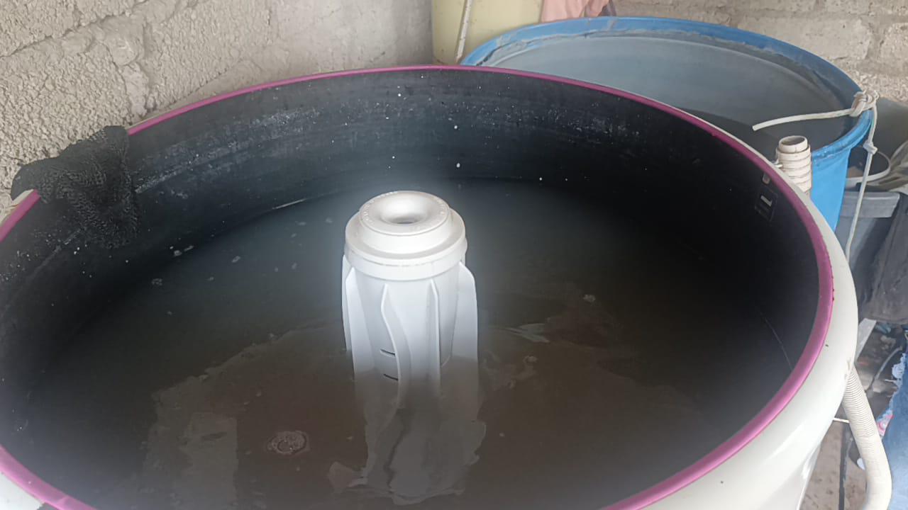 $!Vecinos de la colonia 13 de septiembre de Escuinapa optan por almacenar agua turbia