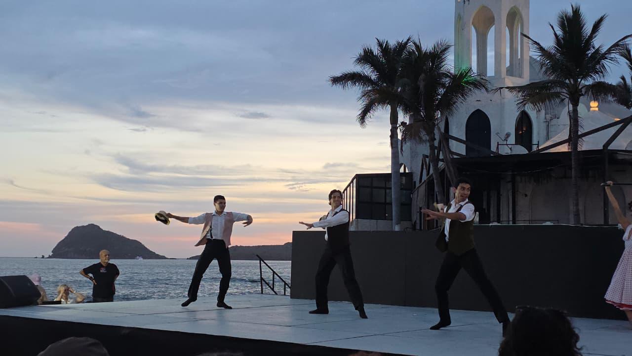 $!Bailan frente al mar para celebrar el Día Internacional de la Danza, en Mazatlán