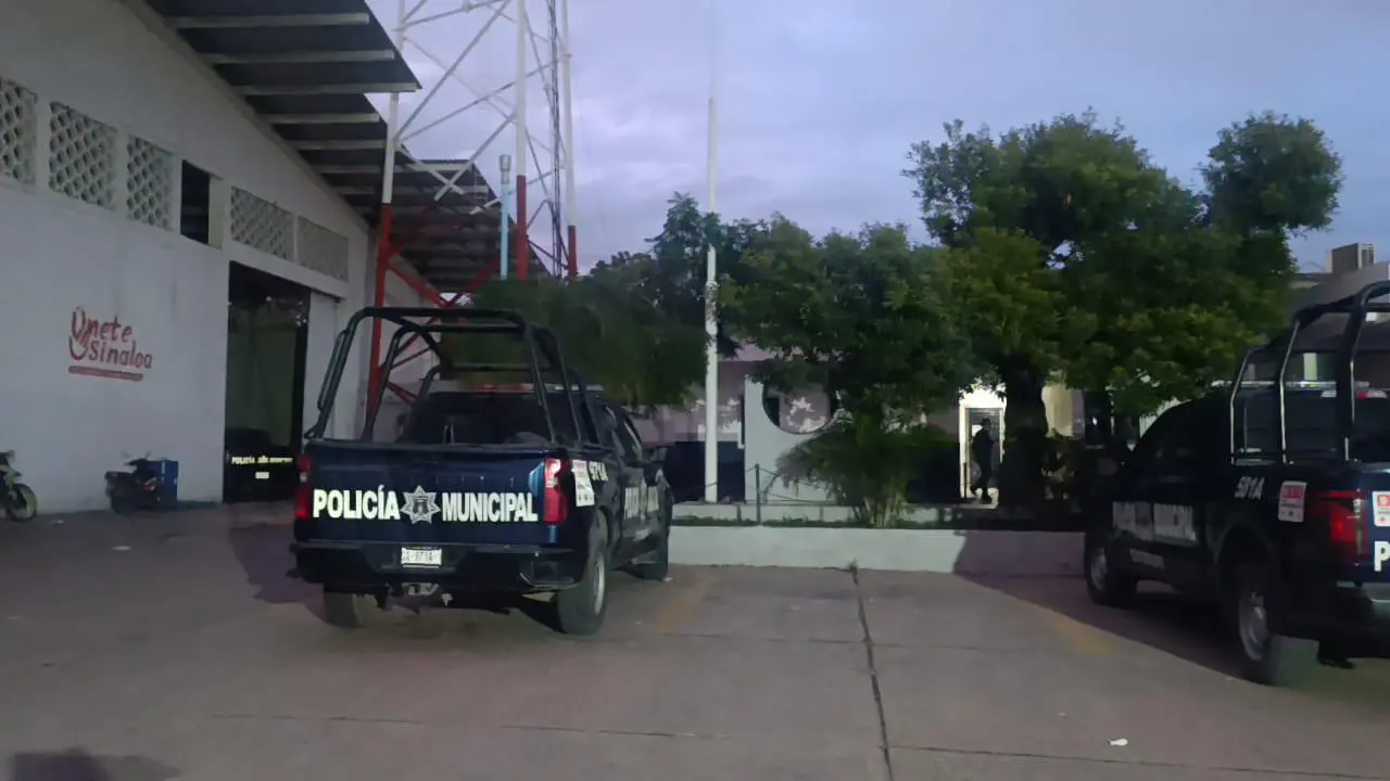 $!Por falta de salarios, realizan paro de labores elementos de SPyTM en Escuinapa