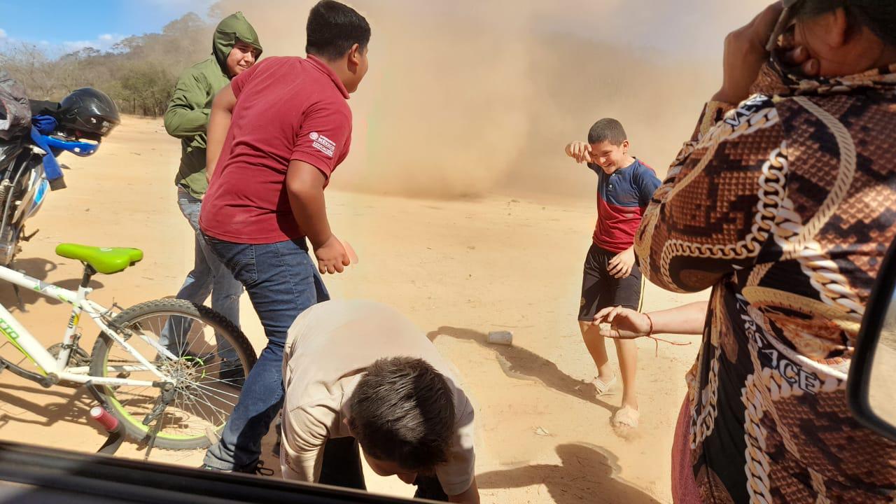 $!Remolino hace correr a futbolistas en La Palma Sola, en Mazatlán (FOTOS)