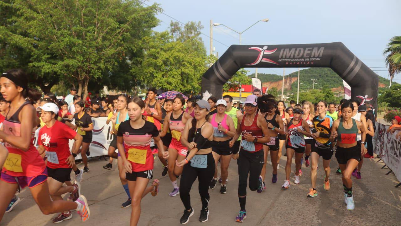 $!Cruzan hermanos Labrador en primer lugar la meta de la Carrera Casas Coci