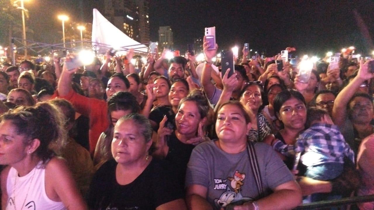 $!Pancho Barraza enamora a Mazatlán con concierto en el malecón