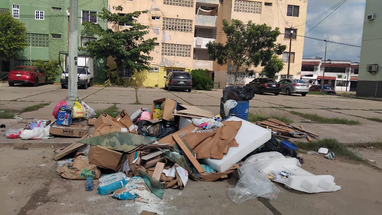 $!Continúa problema de basura en el fraccionamiento El Toro, en Mazatlán