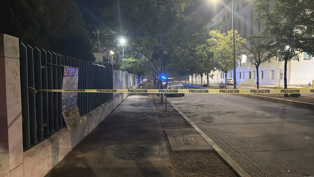 $!Localizan cuerpo con huellas de violencia en la colonia Bonanza, frente a unas oficinas de gobierno de Culiacán