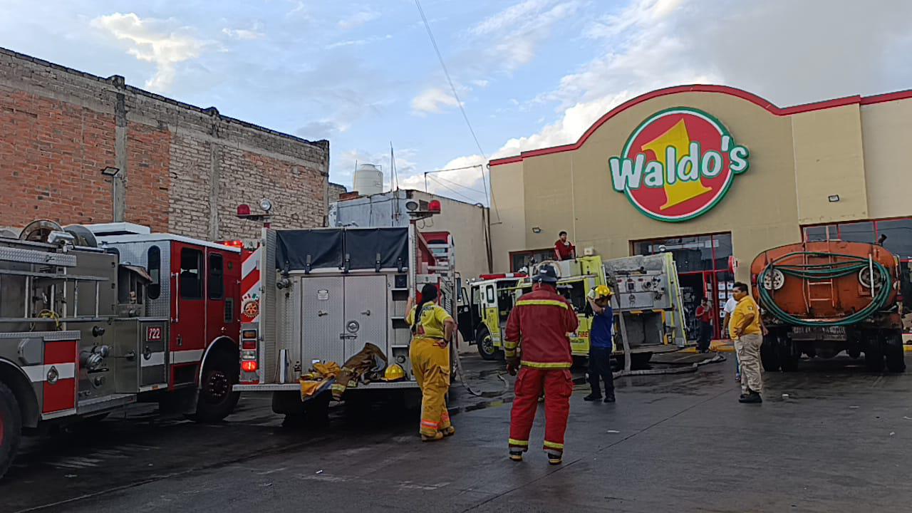 $!Se incendia tienda de autoservicio en Centro de Escuinapa