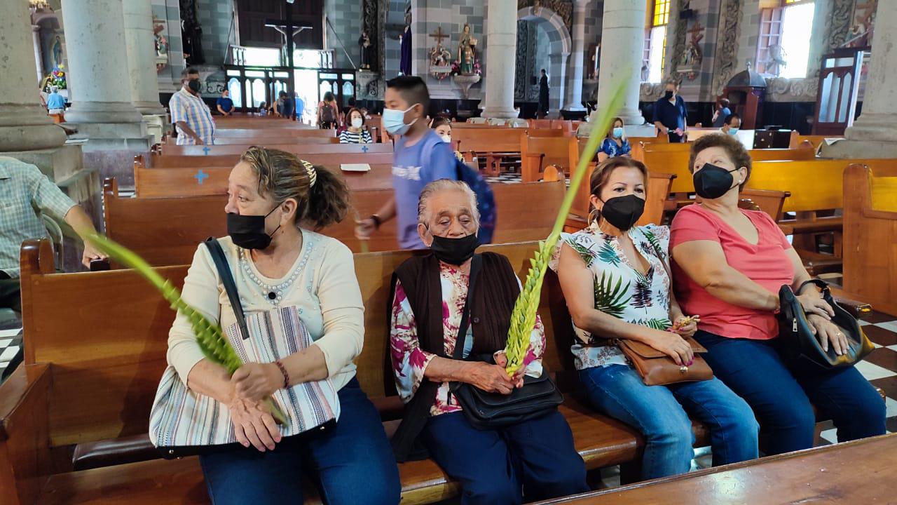 $!Obispo de Mazatlán llama, en Domingo de Ramos, a evitar excesos en Semana Santa