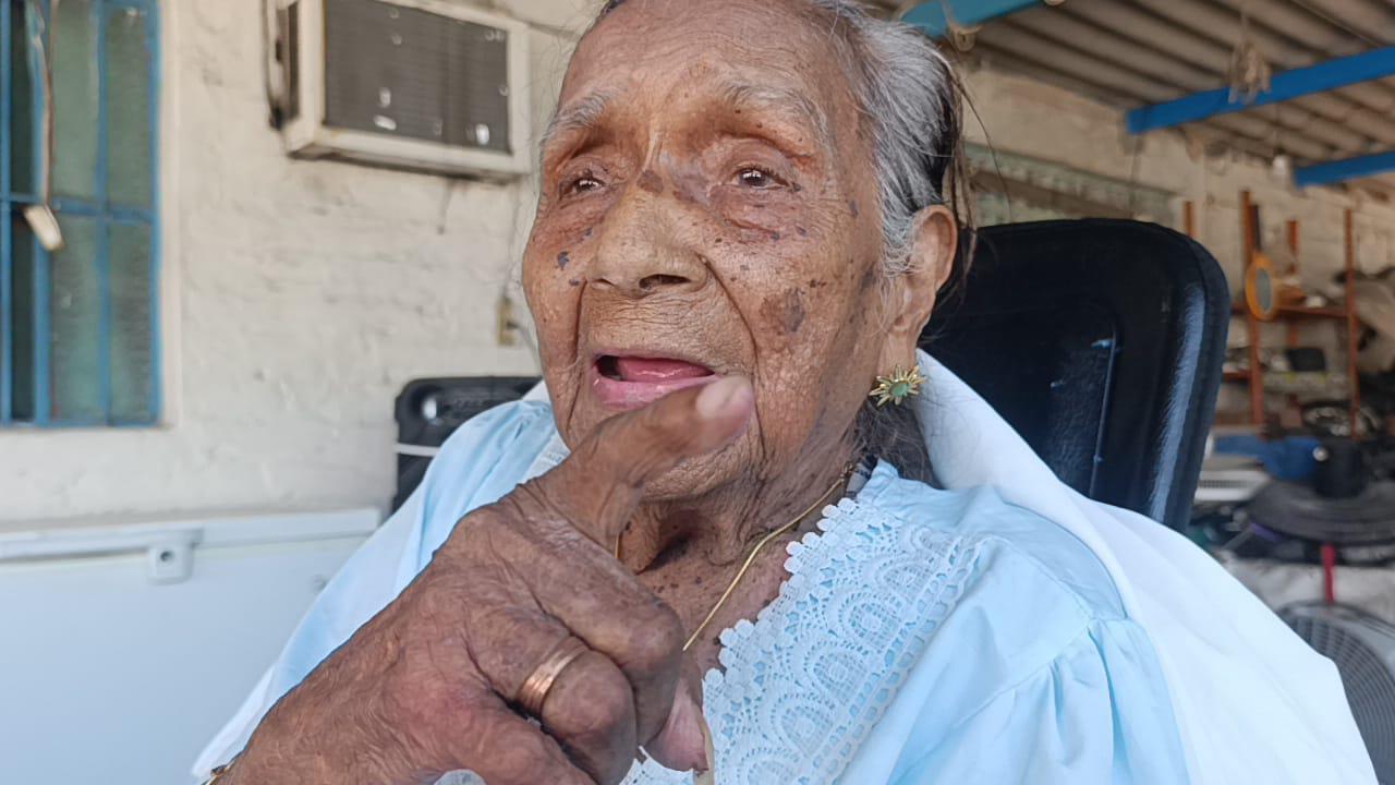 $!A sus casi 102 años, ‘Mamá Yaya’ sigue celebrando la vida y a su familia