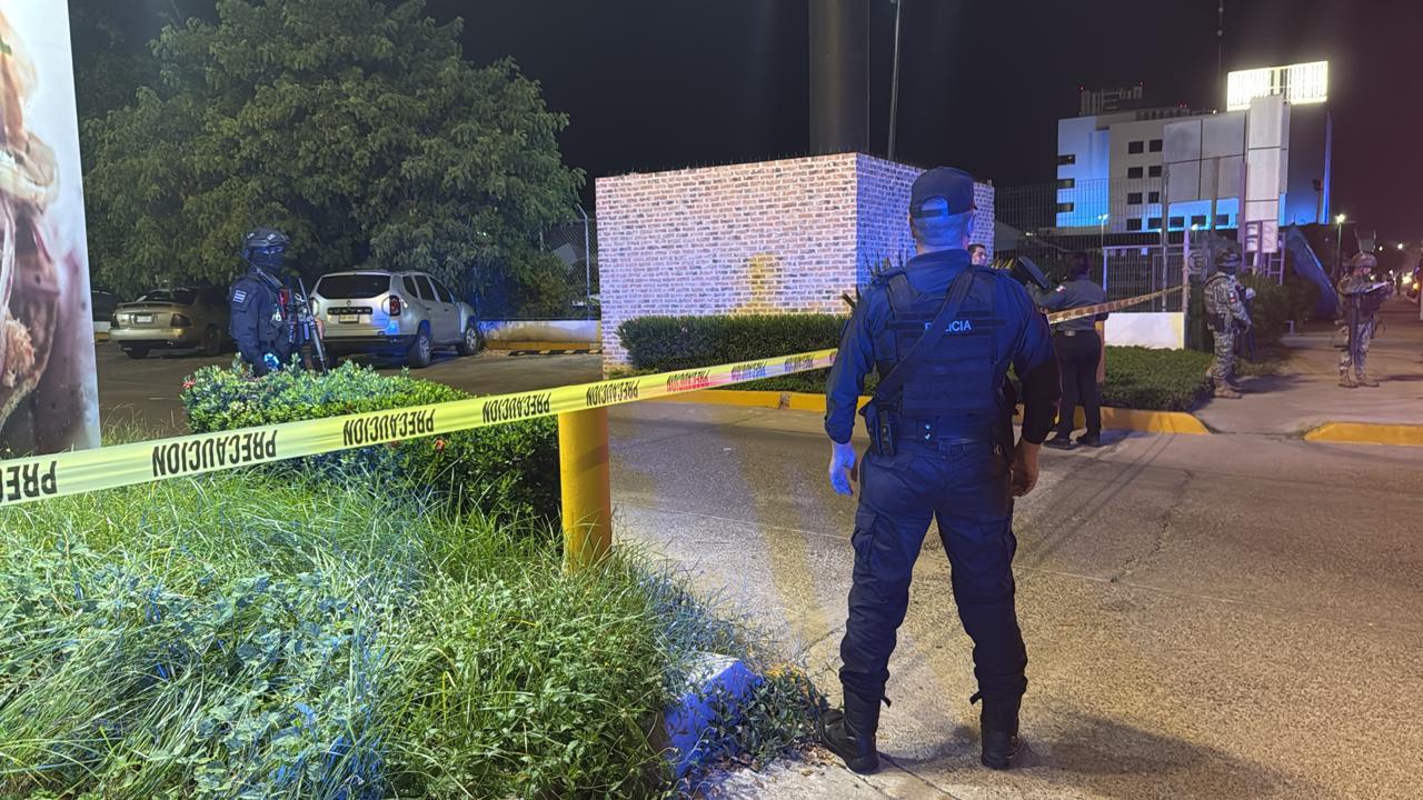 $!Asesinado y con mensaje dejan a un hombre en un restaurante del sector Tres Ríos de Culiacán