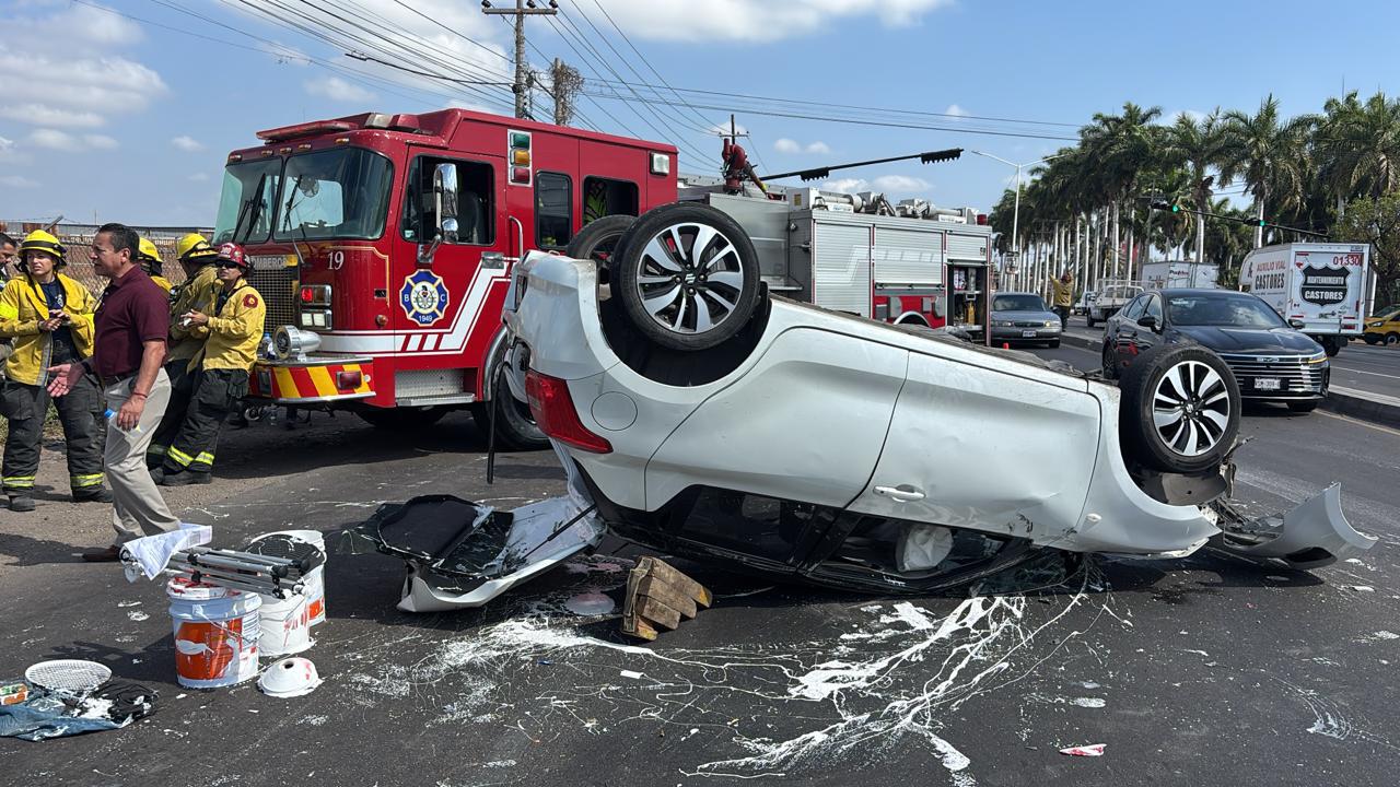 $!Joven vuelca en su vehículo tras chocar con base de semáforo en Culiacán