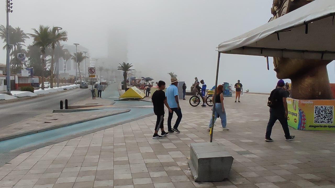 $!Mazatlán amanece oculto bajo la neblina