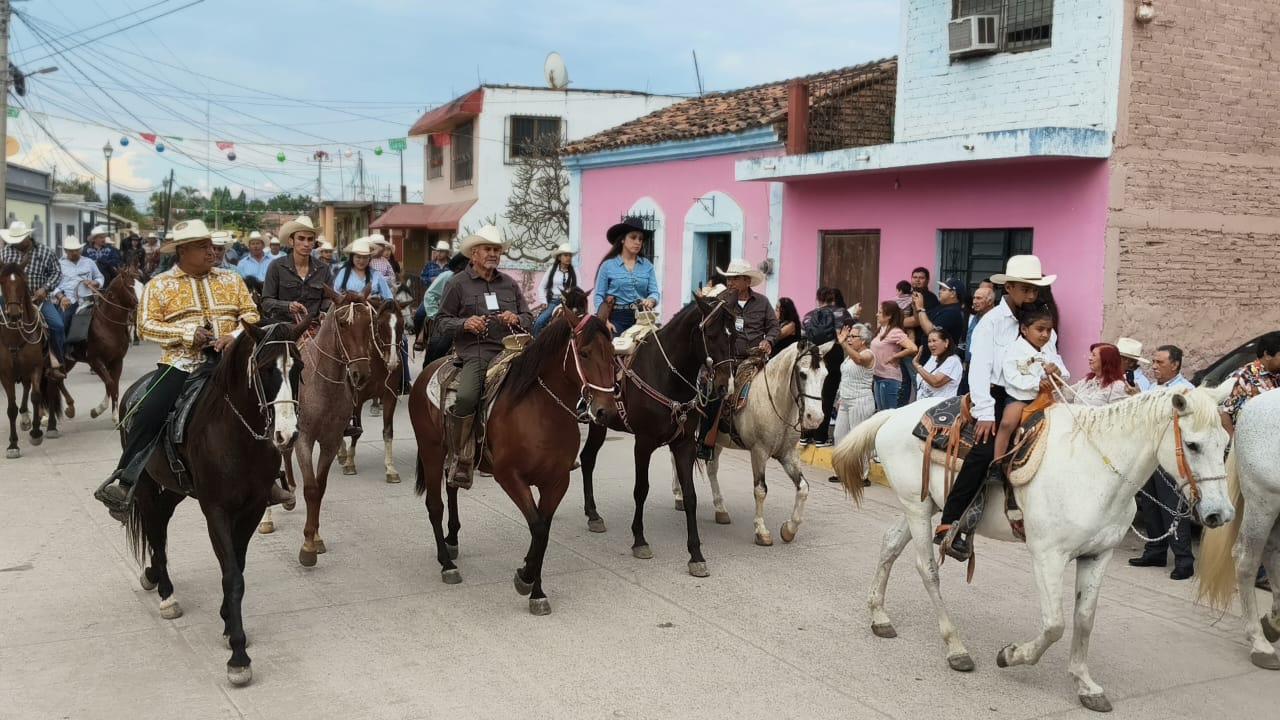 $!Armando Zúñiga Barrón recibe homenaje con cabalgata y cala de caballo en Chametla