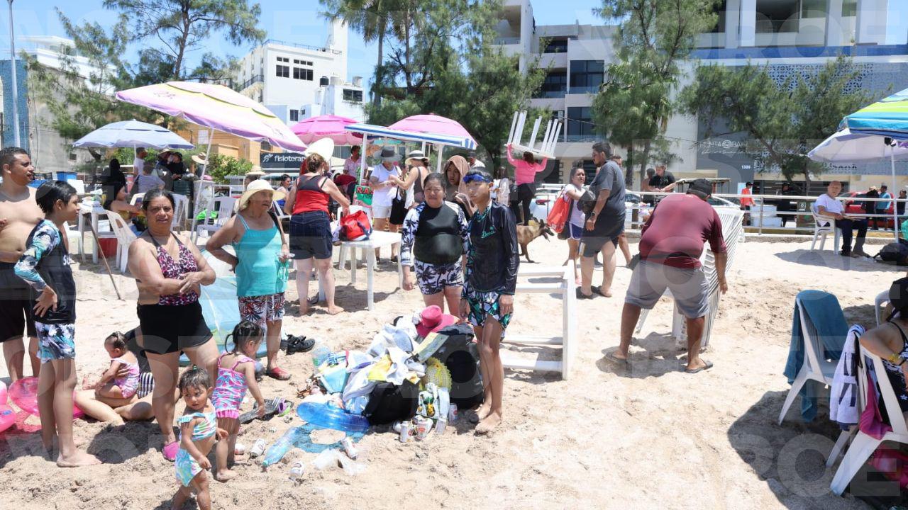 $!Realizan operativo de desalojo de vendedores y prestadores de servicio en Playa Pinitos
