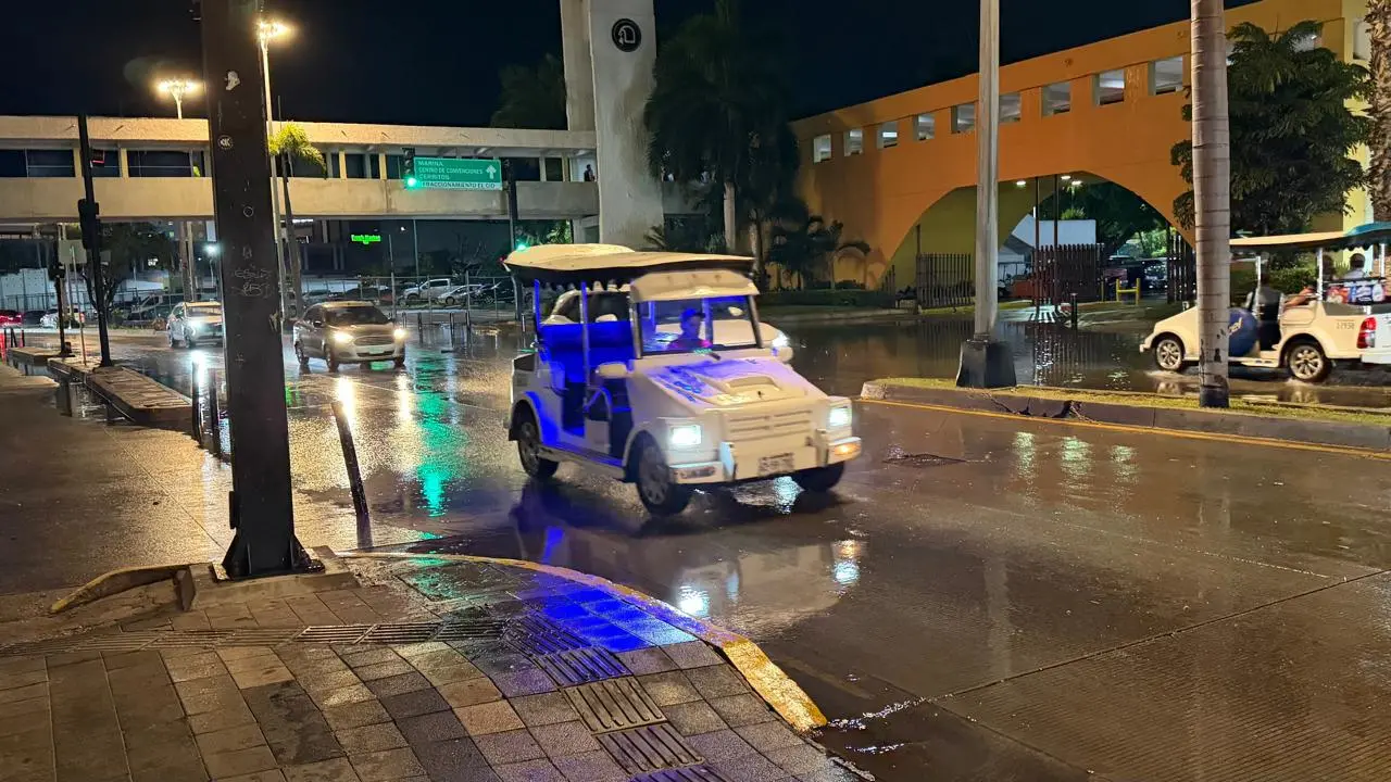 $!Alertan por lluvias fuertes en Mazatlán; reportan precipitaciones en varios sectores