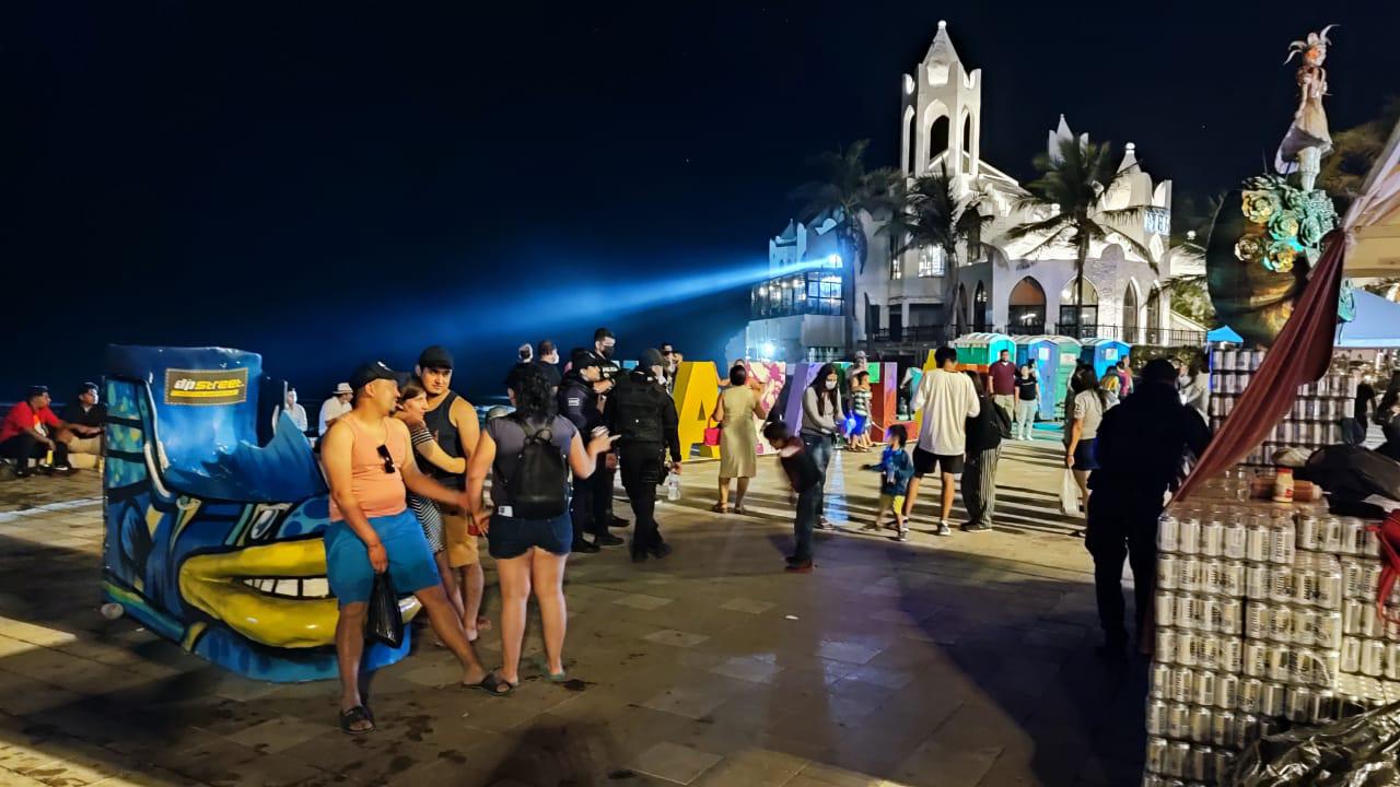 $!Así vivió Mazatlán la noche del Domingo de Pascua