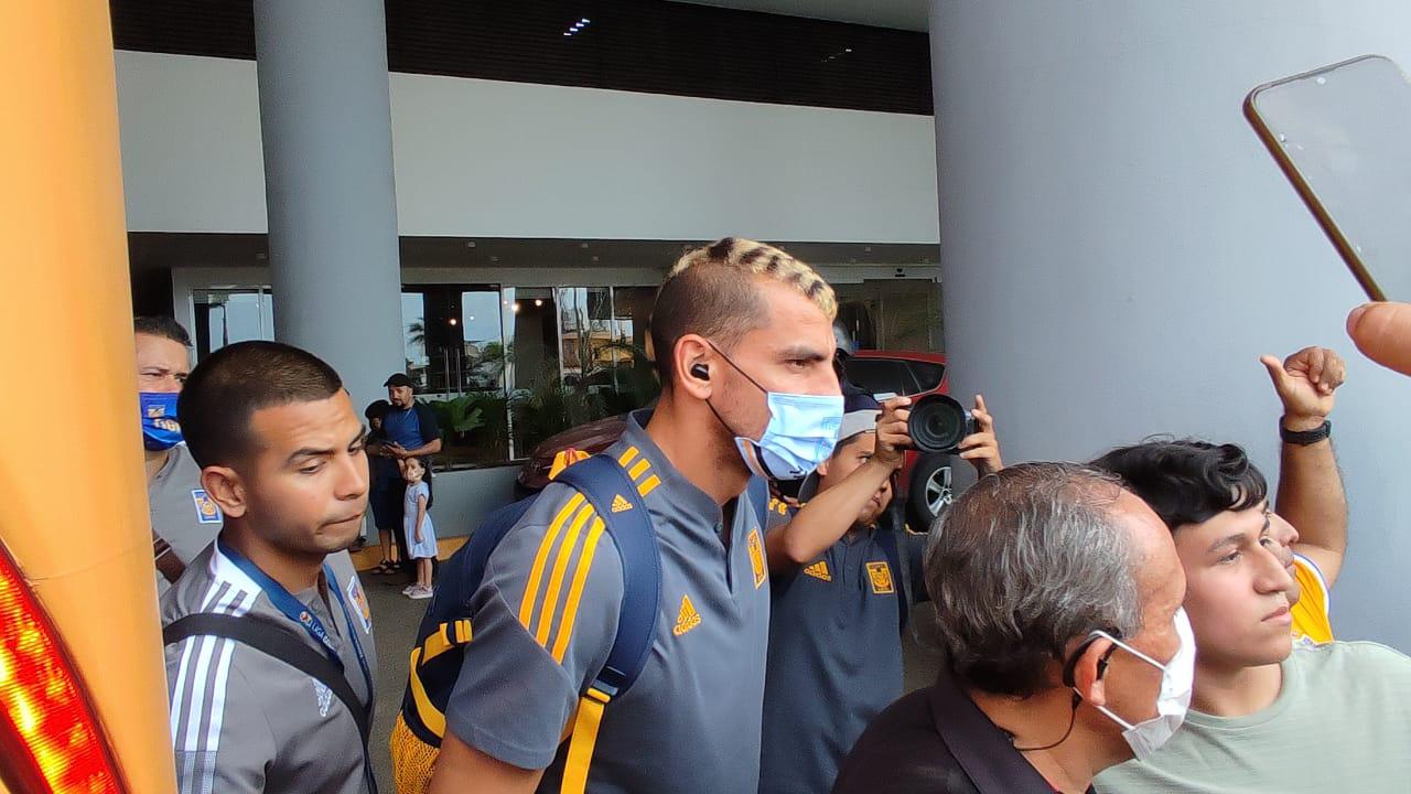 $!Gignac, Thauvin y Nahuel atienden a los aficionados de Tigres a su llegada a Mazatlán
