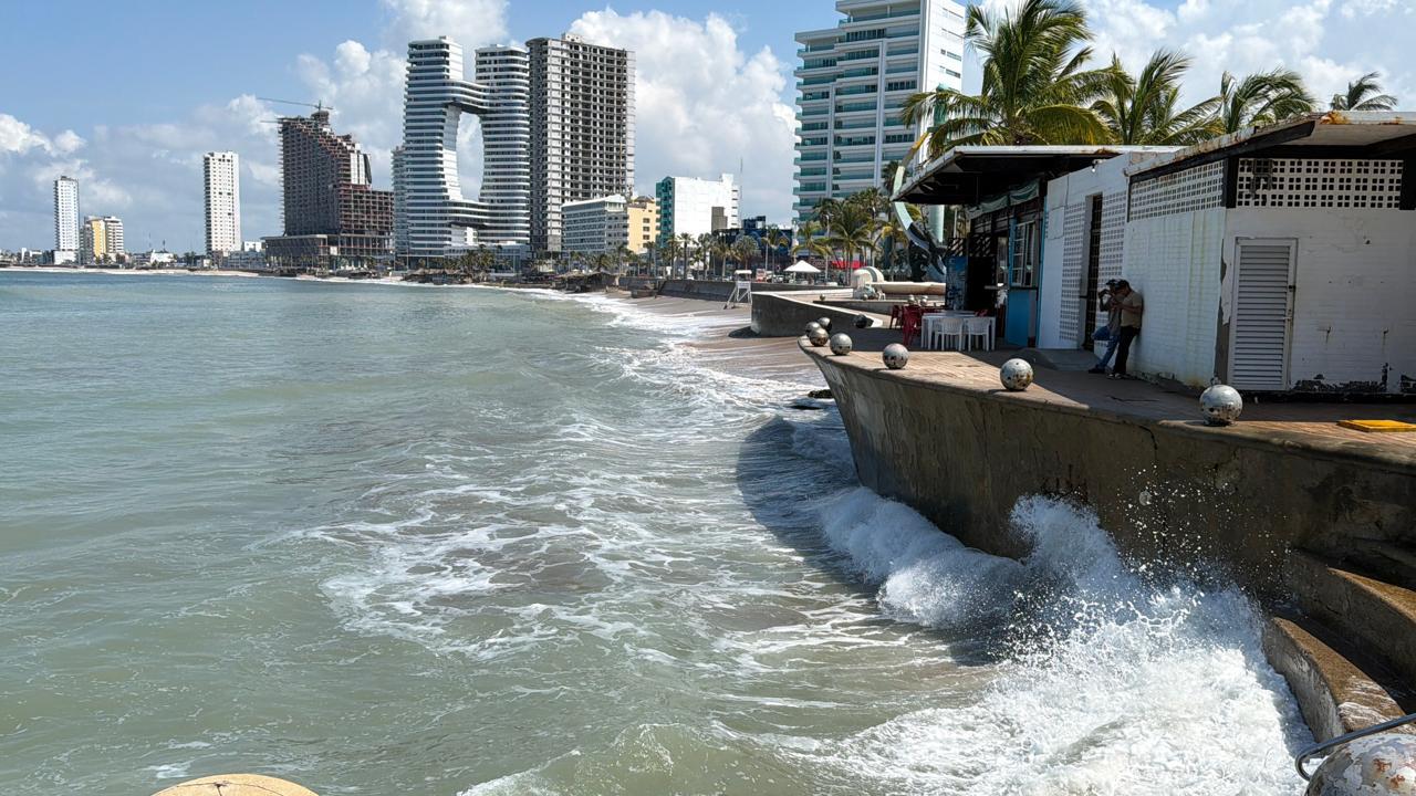 $!Prevalecen marea alta y oleaje elevado en playas de Mazatlán este domingo