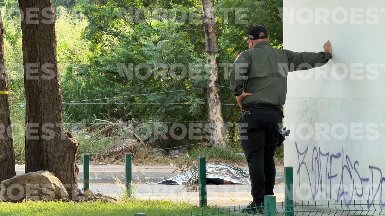 $!Tiran cuerpo de un hombre con huellas de violencia sobre el Libramiento II en Mazatlán