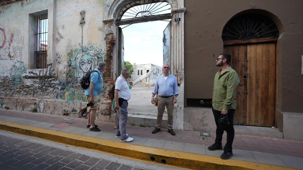$!Muestran a comitiva alemana la historia del Centro Histórico de Mazatlán