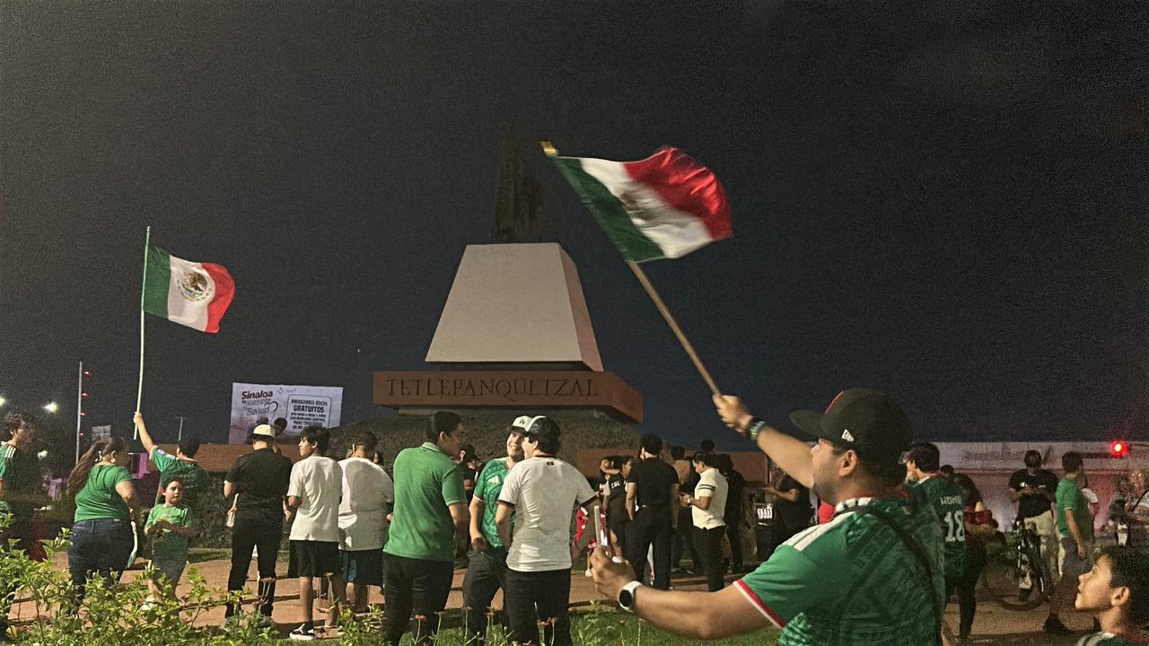 $!Afición culichi celebra en la glorieta Cuauhtémoc el pase de México a octavos del Mundial 2026