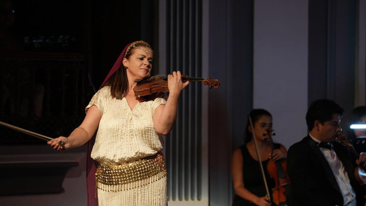 $!La solista Nina Farvarshchuka con su magnífico toque de su violín cautivó a los asistentes.