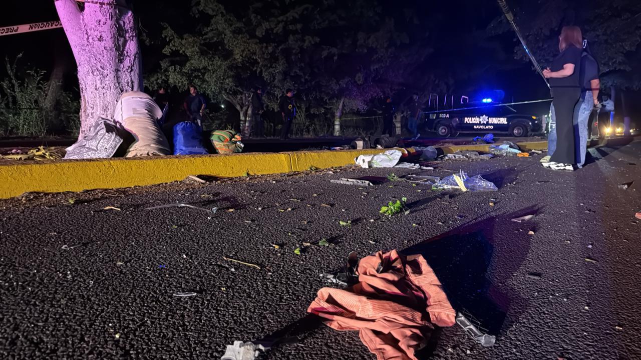$!Choque entre camión de personal y auto deja dos muertos en Yebavito, Navolato