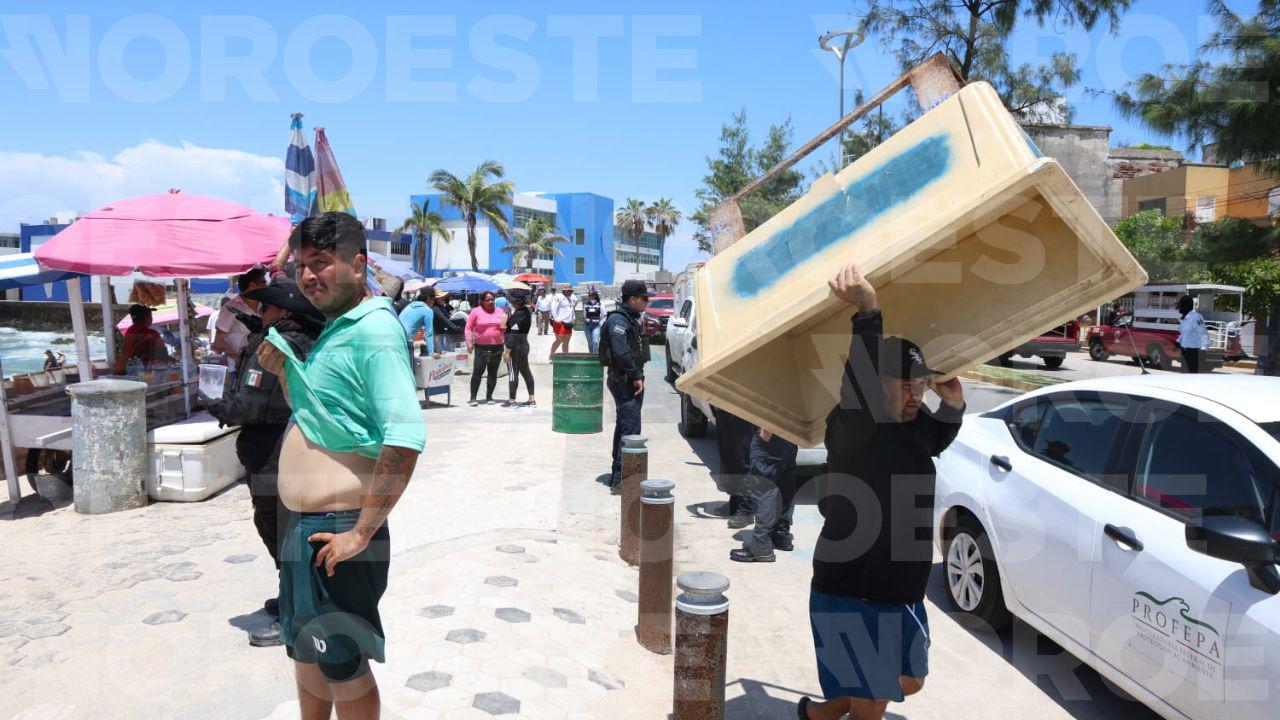 $!Realizan operativo de desalojo de vendedores y prestadores de servicio en Playa Pinitos