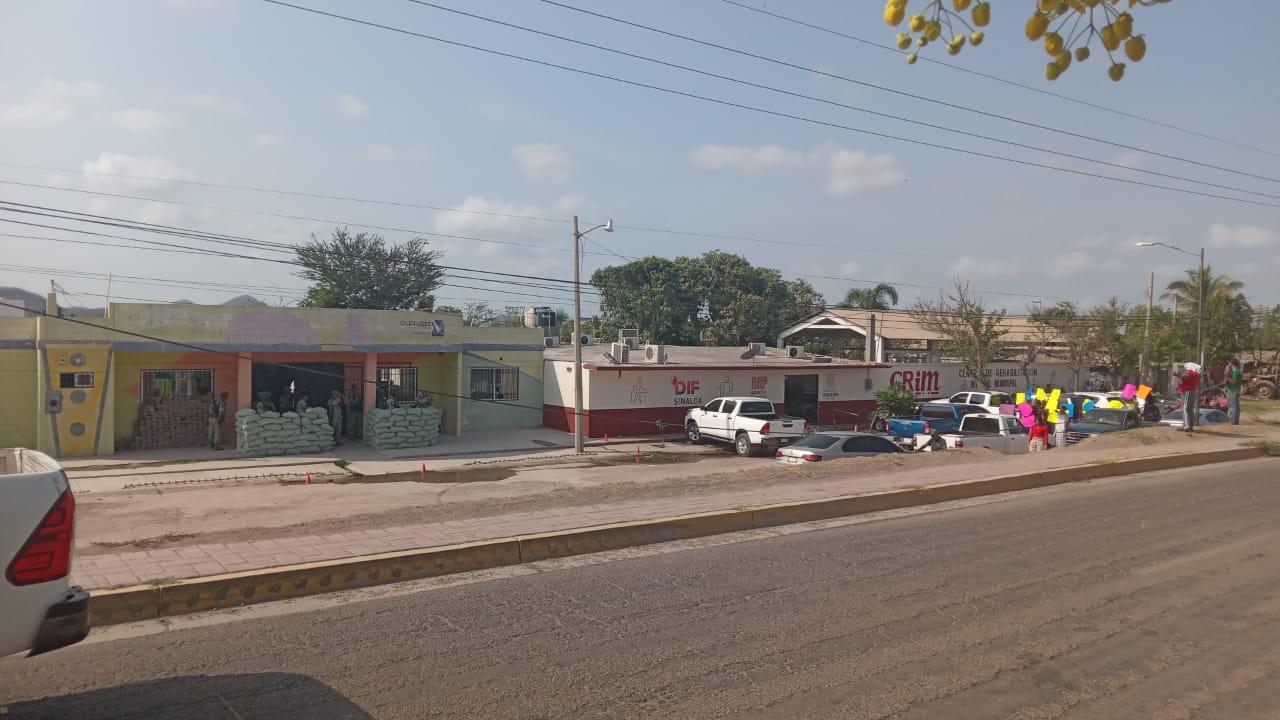 $!En Rosario, vecinos bloquean avenida pidiendo el retiro de base militar