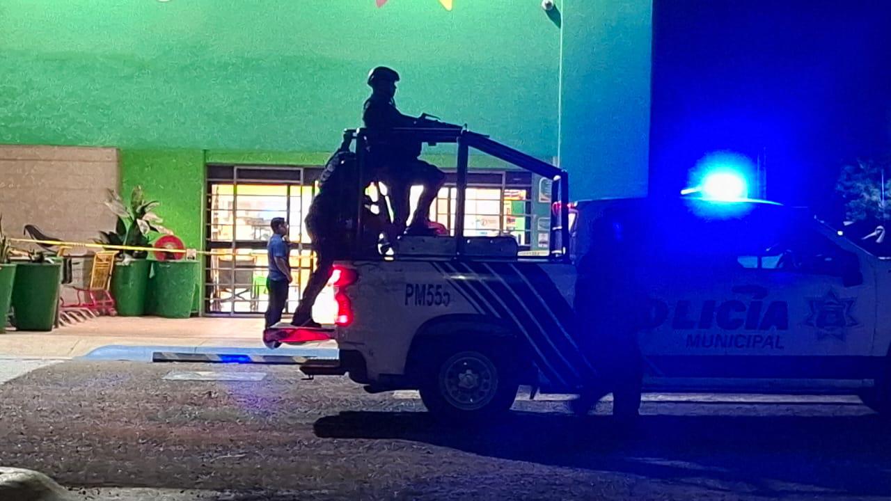 $!Asesinan a balazos a un hombre dentro de una tienda comercial en Pradera Dorada I, en Mazatlán