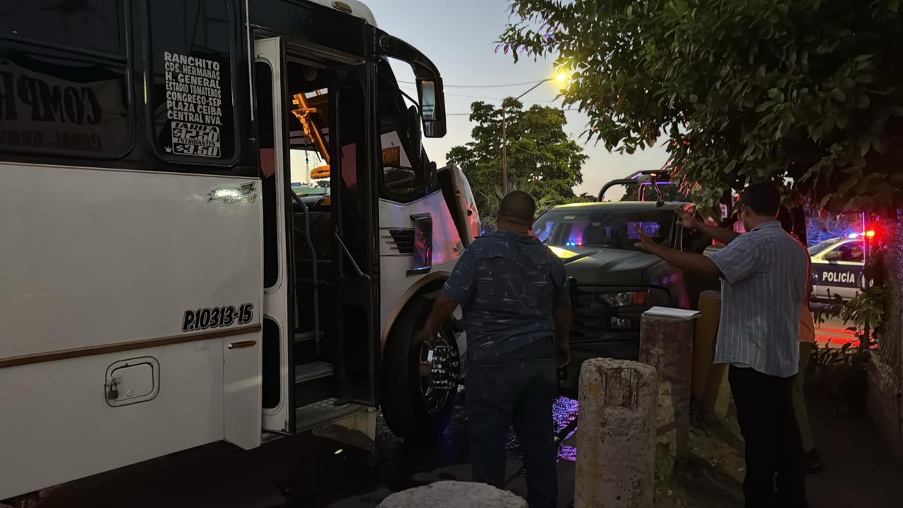 $!Durante persecución en Culiacán, militares capturan a dos civiles, pero chocan contra un camión urbano