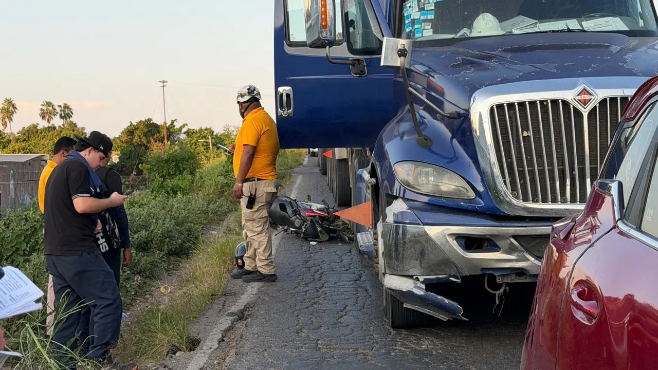 $!Tráiler provoca carambola y aplasta moto en paso superior de Mazatlán; hay una lesionada